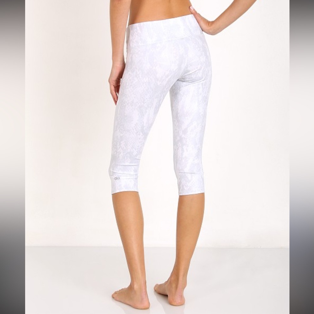 ALO yoga crop calf leggings gray and white airbrush capri workout gym size small